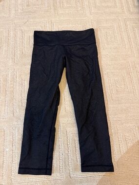 Lulu Lemon - dark blue/navy-ish Active Capri Leggings